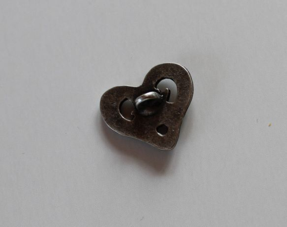 Rueckseite Trachtenknopf Herz Edelweiß 20 mm aus Metall in Altsilber-Optik mit Öse zum Annähen für Dirndl, Trachtenjacken, Westen und traditionelle Trachtenbekleidung.